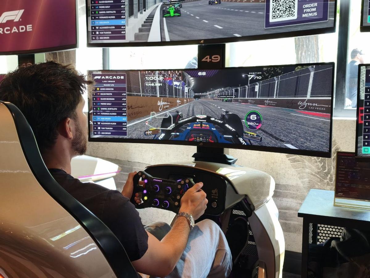Un joven probando uno de los simuladores de F1.
