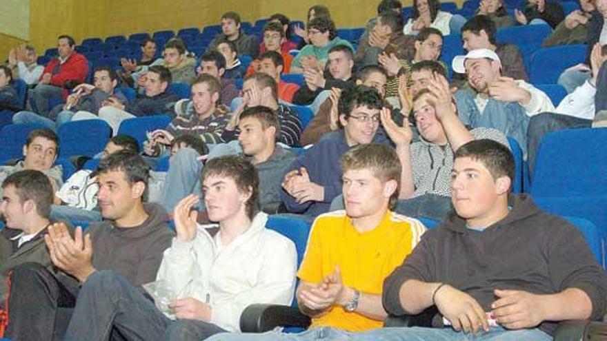 Estudiantes de ciclos formativos de institutos dezanos, ayer en el auditorio lalinense.