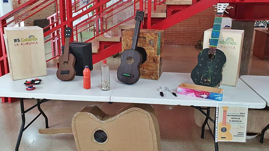 Instrumentos musicales flamencos hechos de forma artesanal por el alumnado. |