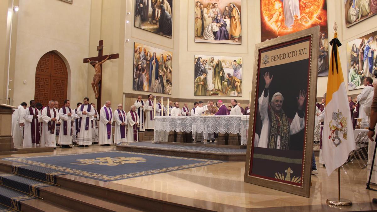 El Obispo preside la Misa Funeral por el eterno descanso del alma de Benedicto XVI.