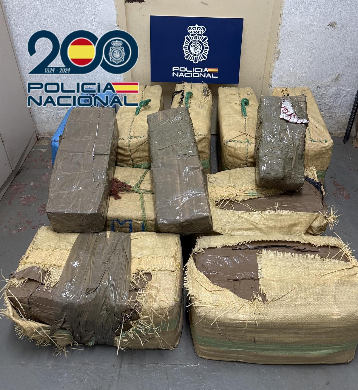 Fardos de hachís incautados por la Policía Nacional de Córdoba.