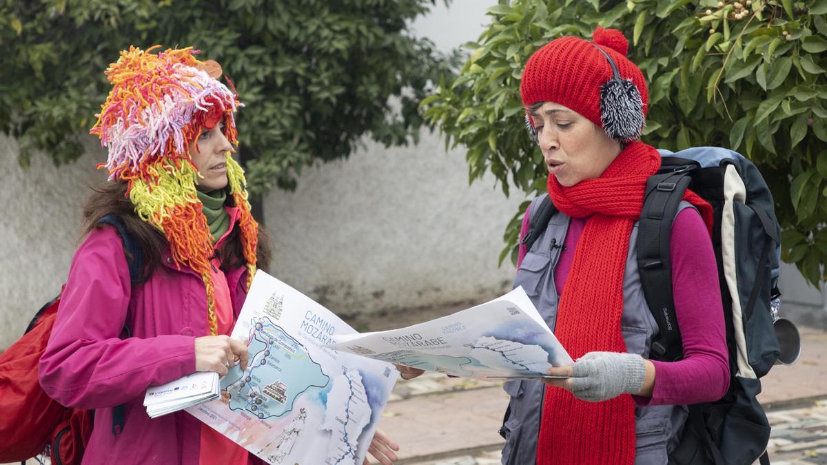 Dos mujeres comprueban el itinerario del camino mozárabe.