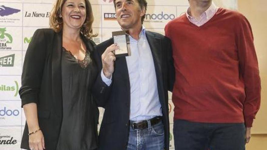 Cristina Mendo, junto con Pedro Delgado y Javier Guillen