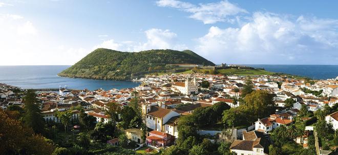 Vista de la ciudad Angra y del volcán Torre Brasil
