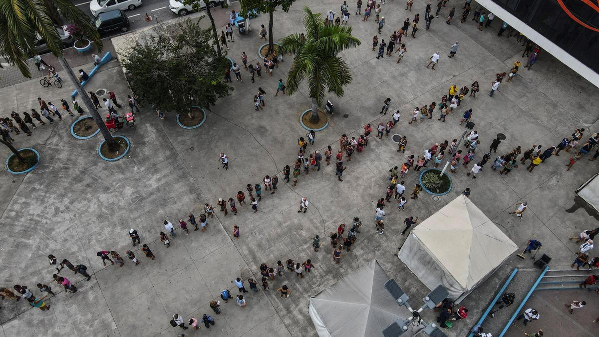 Ciudadanos esperan por horas para recibir la vacuna contra la covid-19.