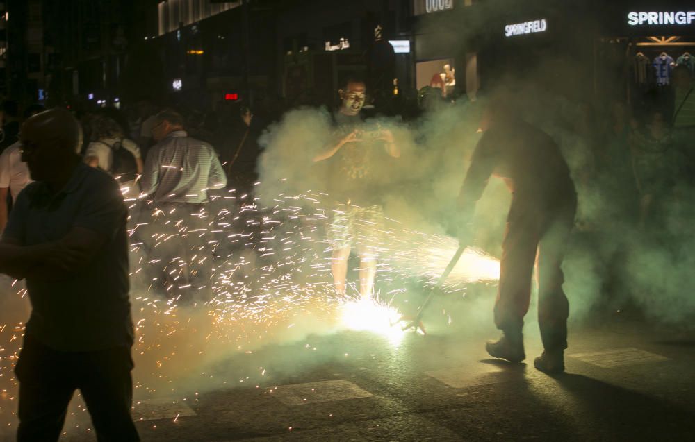 El correfoc y l''Arribada dan inicio a las Hogueras del 90 aniversario.