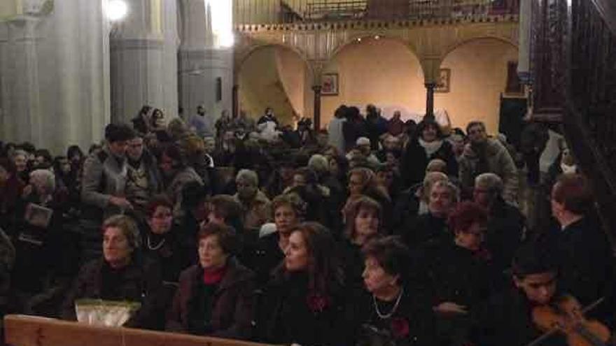 La iglesia parroquial estuvo abarrotada de gente durante la celebración del certamen.