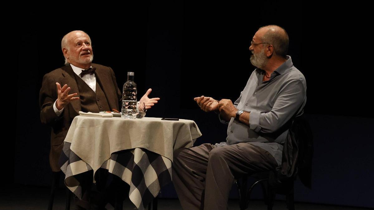 Juan Echanove y Joaquín Climent en la representación gijonesa de "Esencia".
