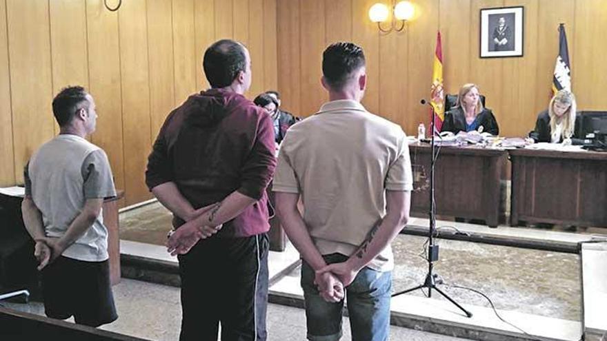 Los tres hombres condenados, ayer durante el juicio en un juzgado de lo penal de Palma.