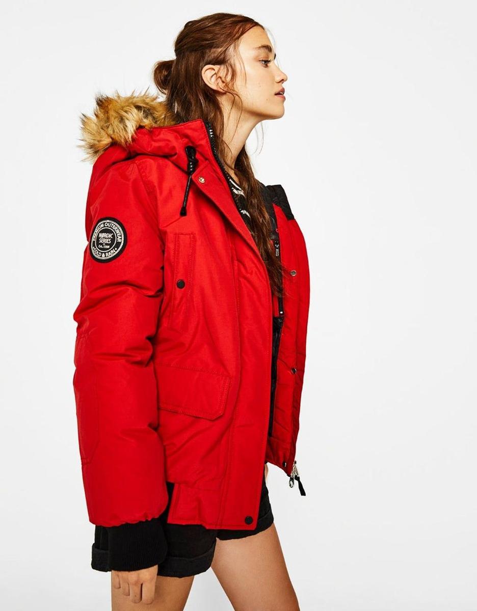 Abrigo rojo con capucha (Precio: 49,99 euros)