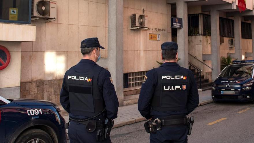 Policías montan guardia a las puertas de la comisaría de Linares.