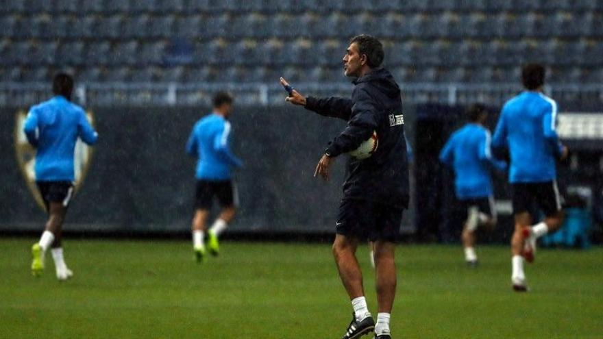 El técnico asturiano, bajo la lluvia en el entrenamiento