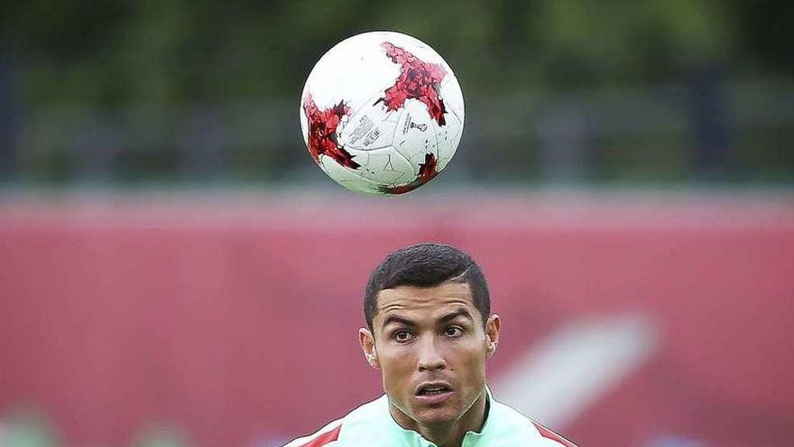 Cristiano, en el entrenamiento de Portugal. // Mario Cruz