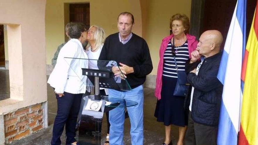 Quini, ayer, con Dacal a la derecha, durante el acto de apoyo a Llaranes.