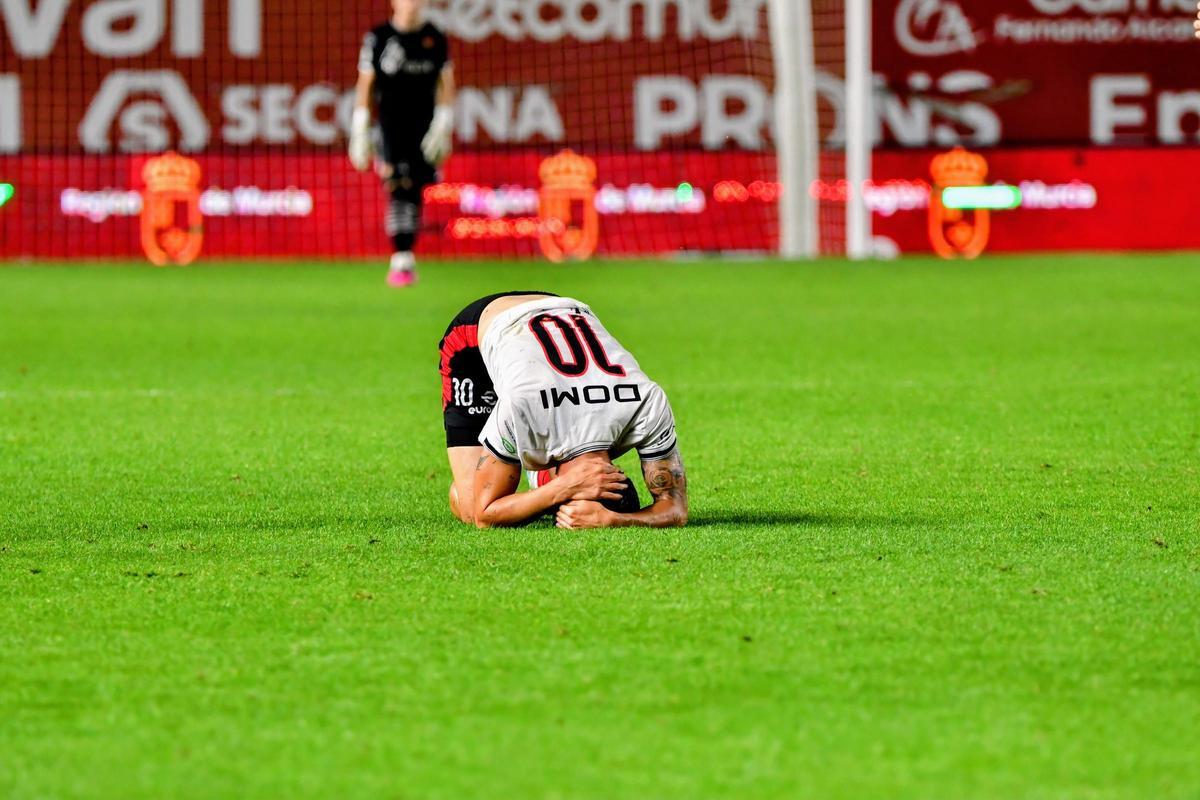 Domi, del Cieza, se arrodilla sobre el césped tras no lograr el ascenso
