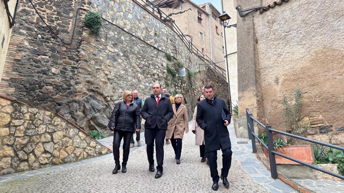 El 'conseller' Albert Dalmau visita La Vilella Baixa, en la comarca del Priorat.