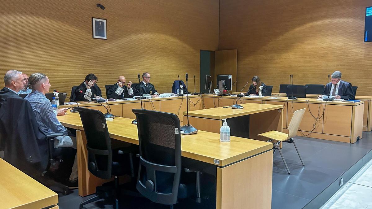 Al frente de la imagen, el acusado, Acoidán S. S., comparece frente a la Audiencia de Las Palmas.