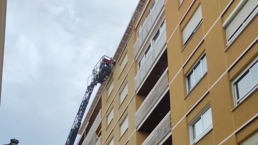 Intervención en la calle Colón del saneado de una cornisa.