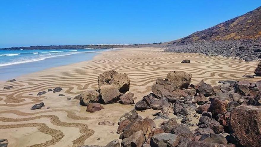 Las playas como lienzo del arte efímero de Simon Turner