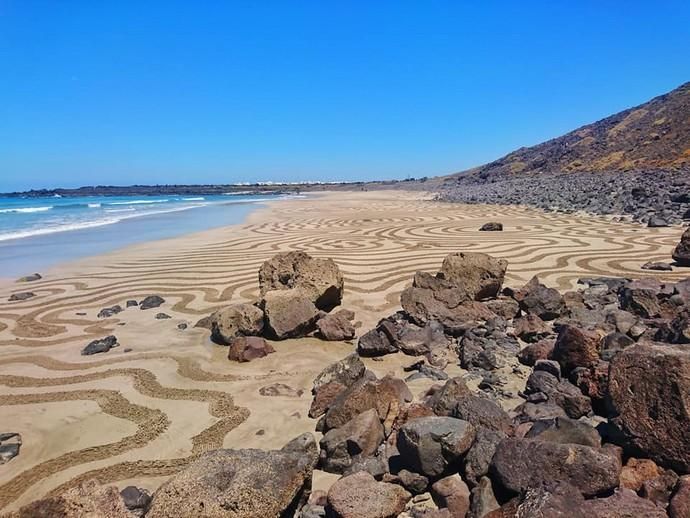 Las playas como lienzo del arte efímero de Simon Turner