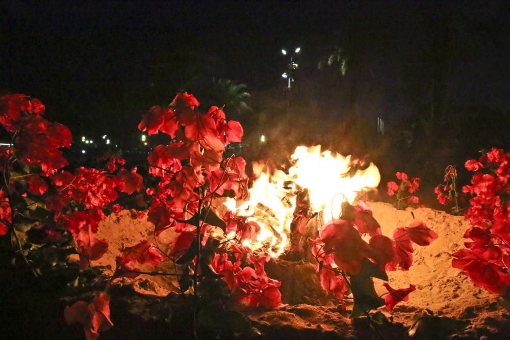 Noche de hogueras, baños, en las playas de la Vega Baja. En las imágenes grupos de amigos y familias en la playa del Cura de Torrevieja