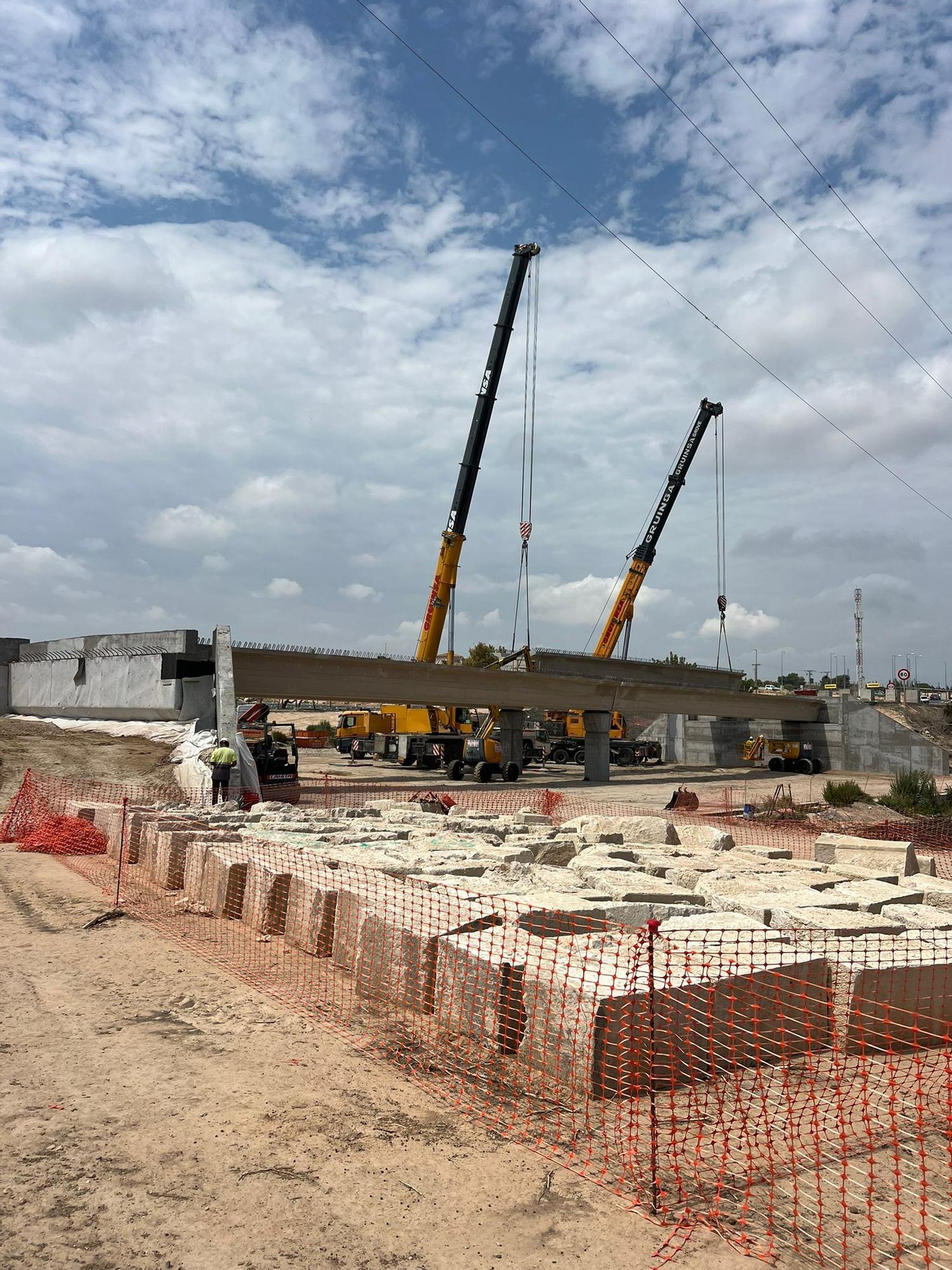 Ya faltal menos para completar el nuevo puente sobre la CV-95 en San Miguel de Salinas