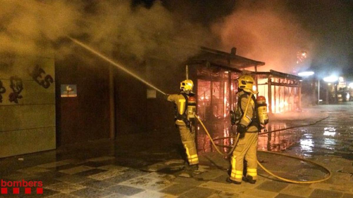 Un incendio destruye un chiringuito del passeig Marítim de Castelldefels.