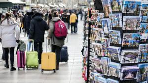 Turistas con sus maletas por la Rambla, el pasado enero.