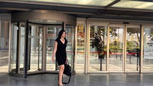 Mónica González Crespo, la abogada de la hija de la víctima, sale de la Ciudad de la Justicia al término de la cuarta sesión del juicio.