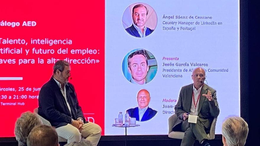 Ángel Sáenz de Cenzano (LinkedIn): “La IA no eliminará empleos, transformará profesiones”