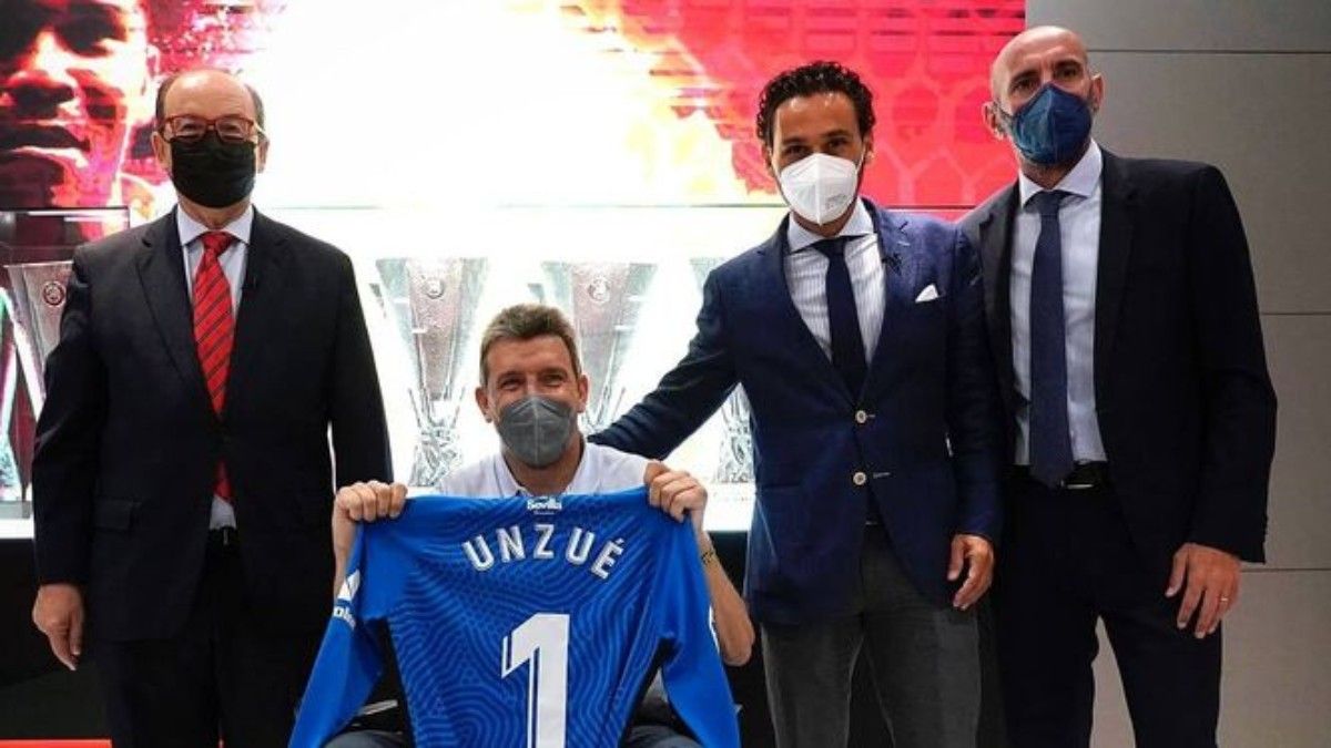 Unzué recibe una camiseta conmemorativa entregada por del Nido, Castro y 'Monchi' | Sevilla FC