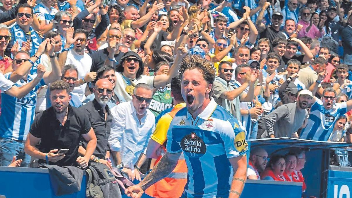 Mario Soriano festeja su gol al Andorra con la grada de Riazor enloquecida.