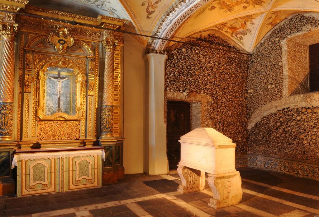 El interior de la Capilla de los Huesos