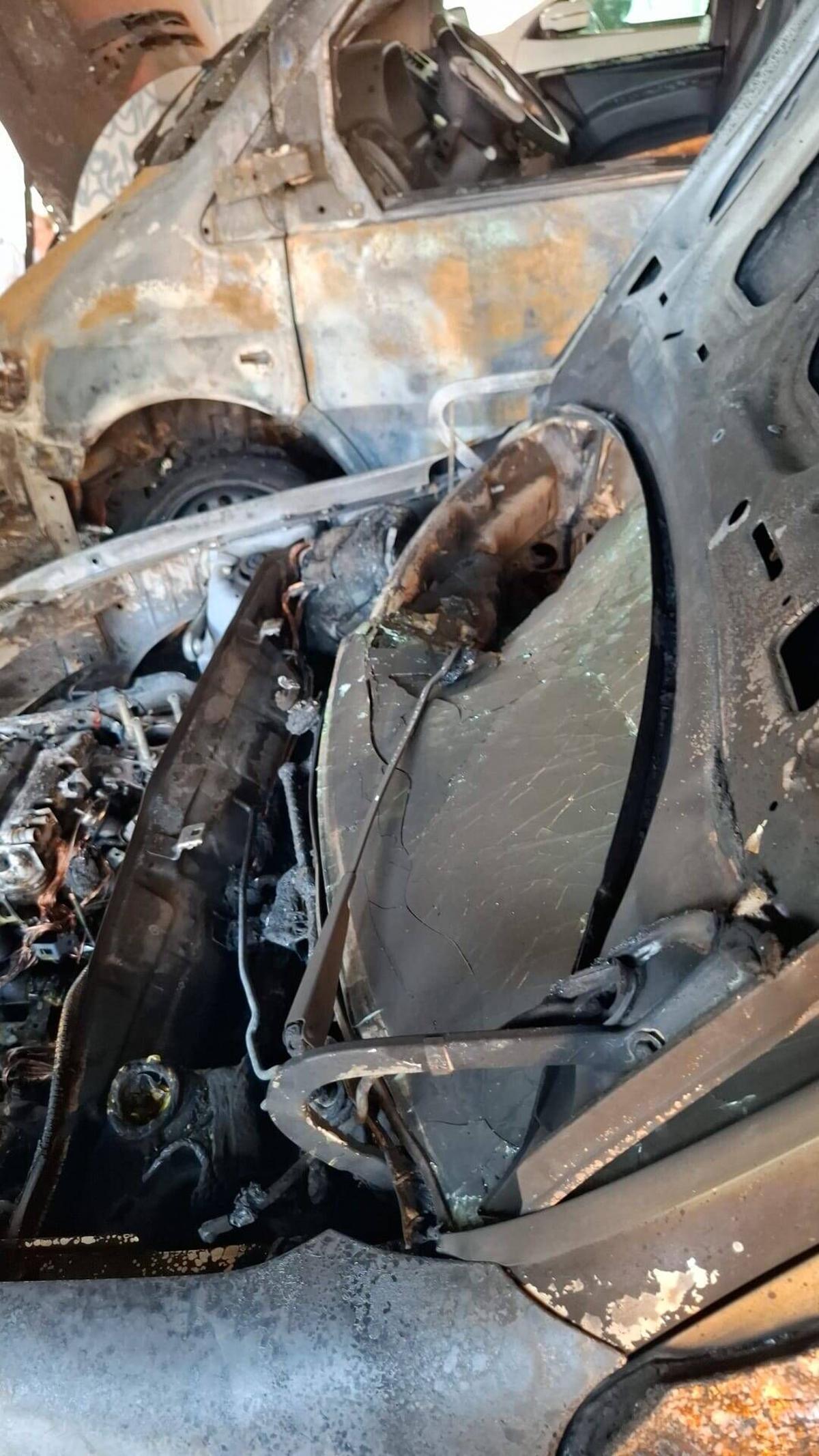 Girona carrer Cassià Costal - Josep Maria Gironella incendi vehicles un cotxe i una furgoneta provocat intencionat Policia Municipal busca el piròman