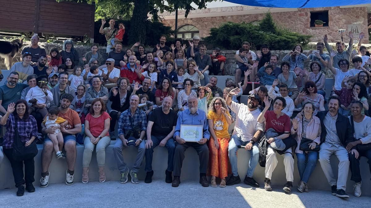 Milio'l del Nido, en primera fila y en el centro, con su Premio "Filandón" en el Festival Tibleus