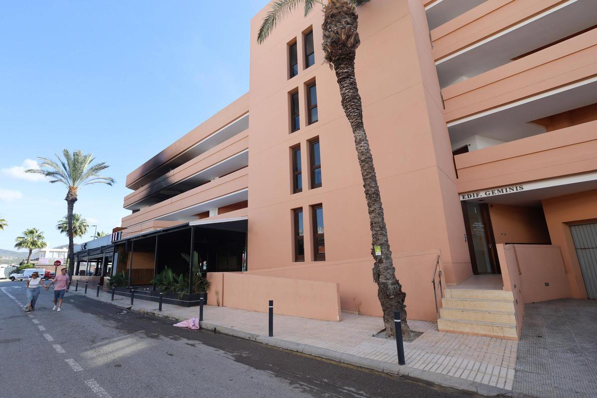 Galería: así quedó el edificio de Platja d'en Bossa, en Ibiza, donde se incendió un piso Galería: así quedó el edificio de Platja d'en Bossa, en Ibiza, donde se incendió un piso
