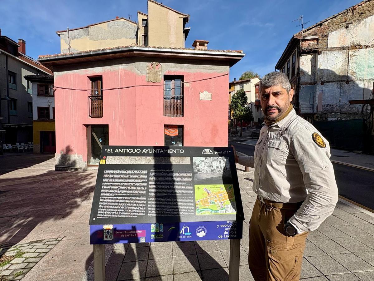 Arcadio Noriega ante el antiguo Ayuntamiento de Laviana