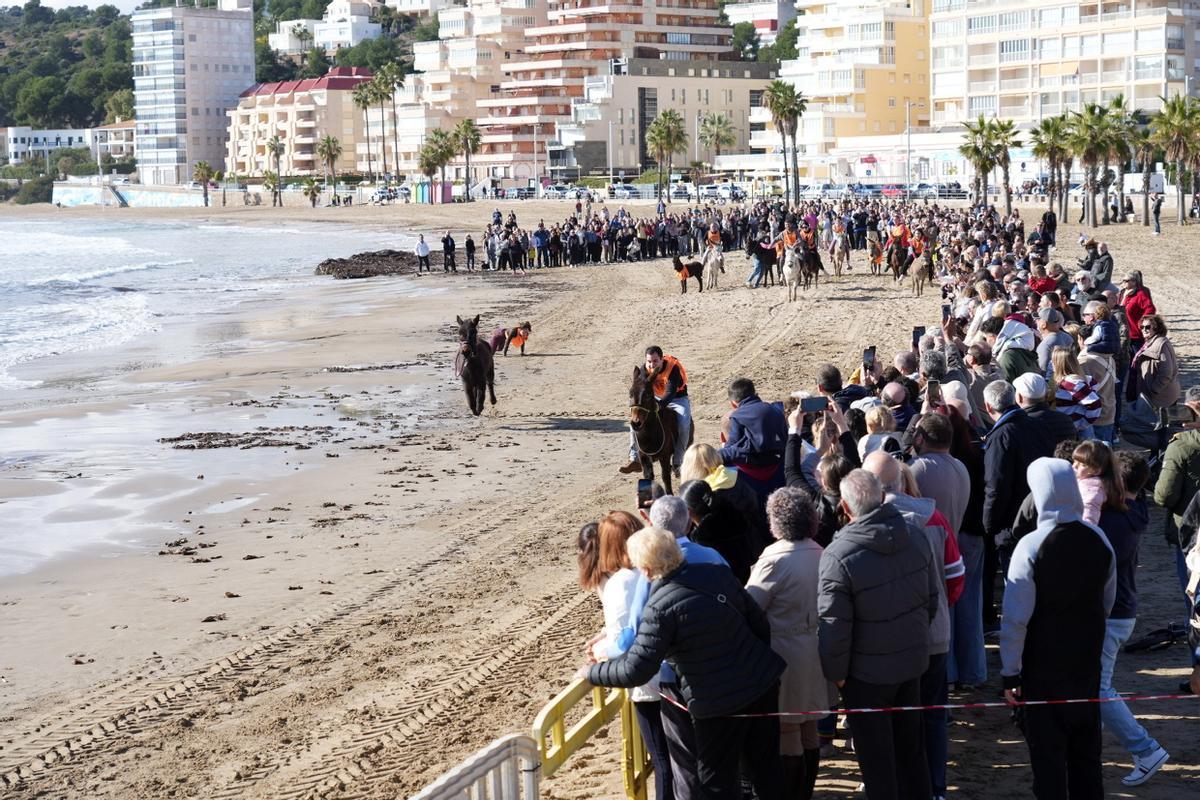 Las imágenes de la carrera de caballos en la playa de Orpesa