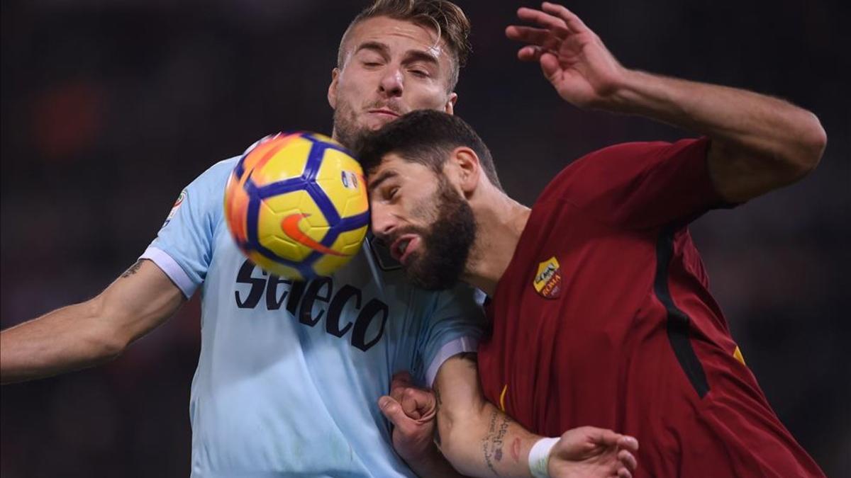 Immobile y Fazio luchan por un balón en el derbi