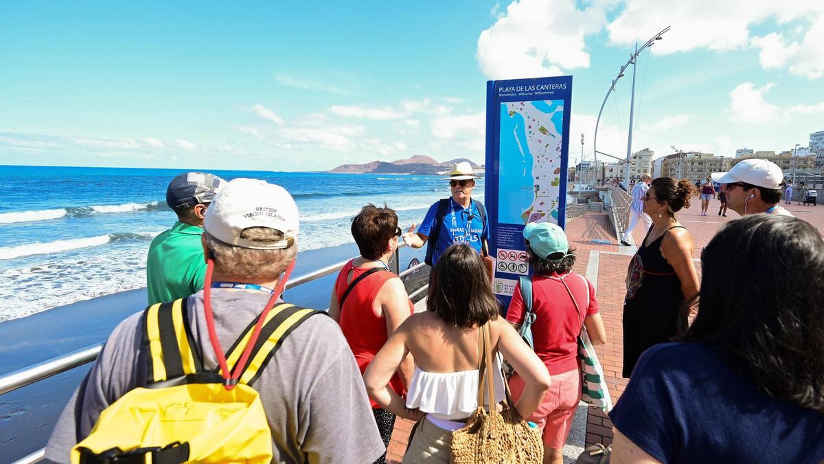 Turistas en la Playa de Las Canteras