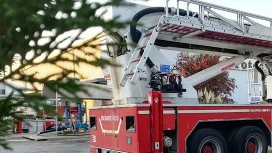 Herido un hombre tras incendiarse un coche en un garaje subterráneo de Málaga