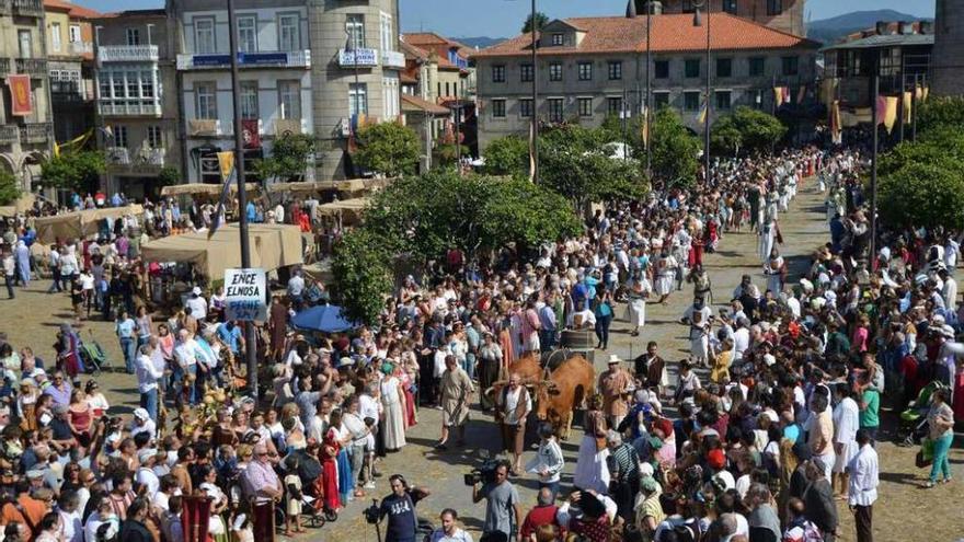 Multitudinario desfile del vino en el arranque de la Feira Franca del sábado. // G. Santos