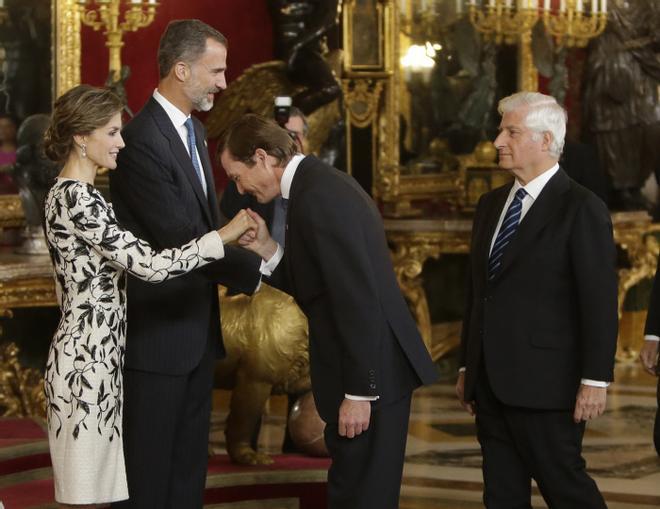 La reina Letizia y el rey Felipe VI en el besamanos del Día de la Hispanidad de 2016