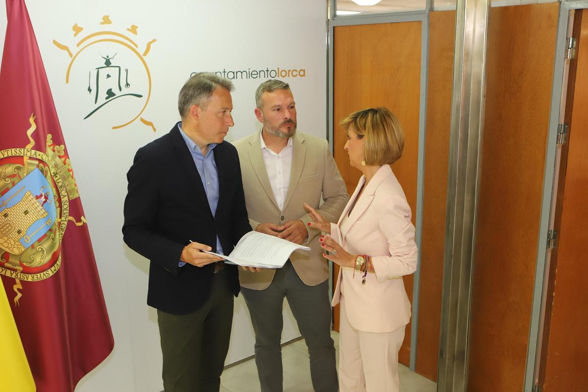 Gil, Pérez y Martínez comentan el proyecto de presupuestos.