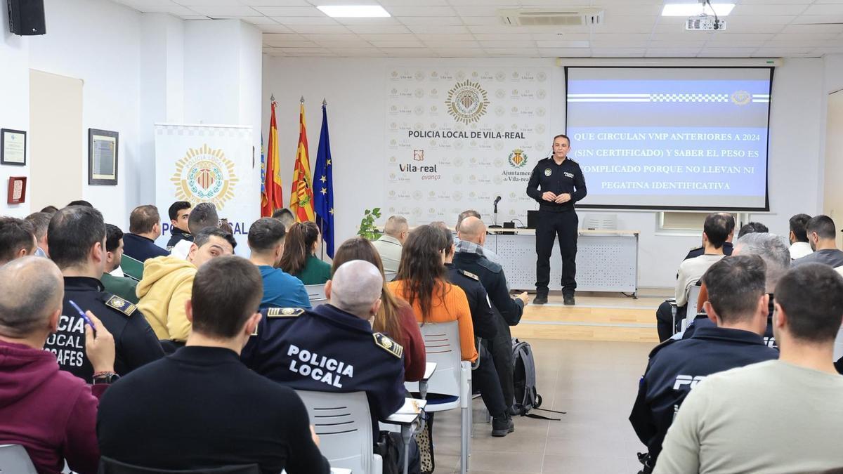 Vídeo: la Policia Local de Vila-real forma a agentes en las nuevas normas para los patinetes
