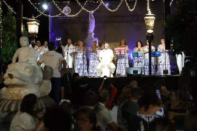 La verbena de la Federación de Peñas Cordobesas llena de música y baile la plaza del Triunfo