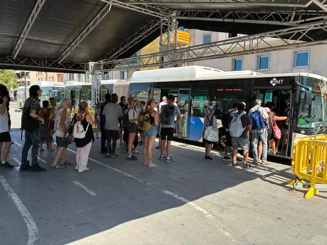 Largas colas para subir a los autobuses especiales para ver el eclipse y para conseguir un taxi en Palma