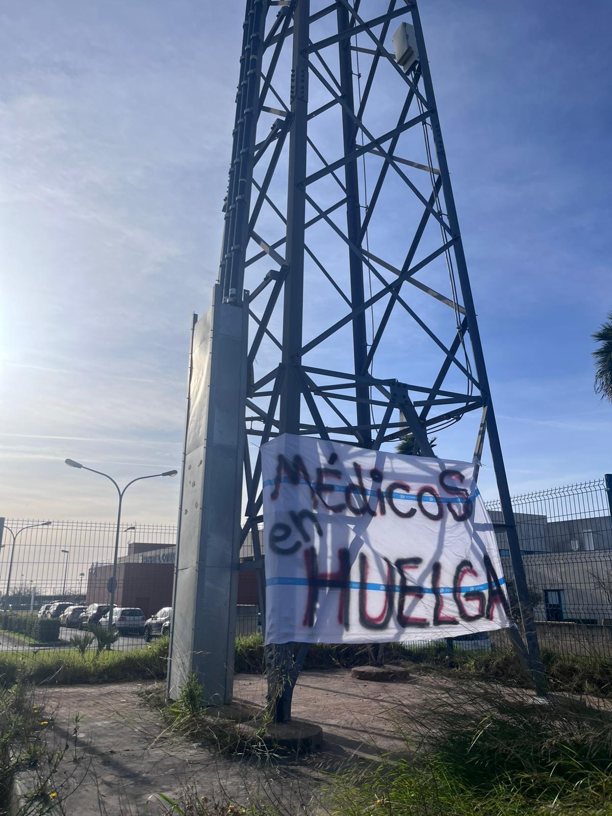 FOTO | Concentraciones de médicos en las puertas de los hospitales de Baleares contra el estatuto marco. FOTO | Concentraciones de médicos en las puertas de los hospitales de Baleares contra el estatuto marco.