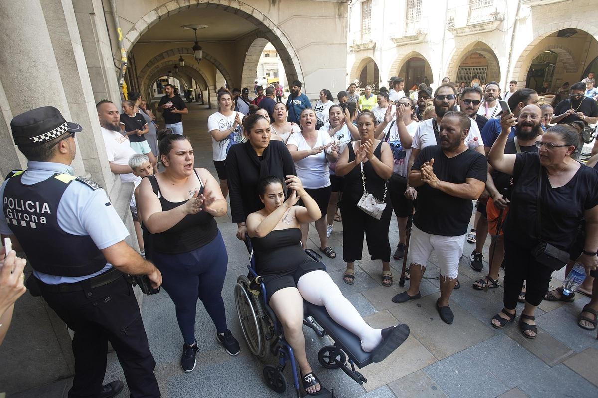 Les imatges de la protesta dels familiars i veïns de les víctimes del crim de la Font de la Pólvora