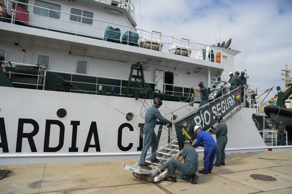 Llegada de la embarcación de la Guardia Civil